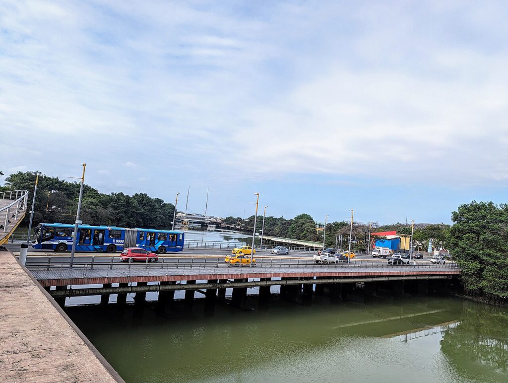 Ciclista cruza el puente de La Joya pese a la prohibición: «¡No es ciclovía!»