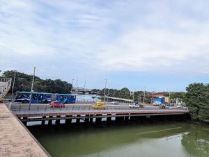 Ciclista cruza el puente de La Joya pese a la prohibición: «¡No es ciclovía!»
